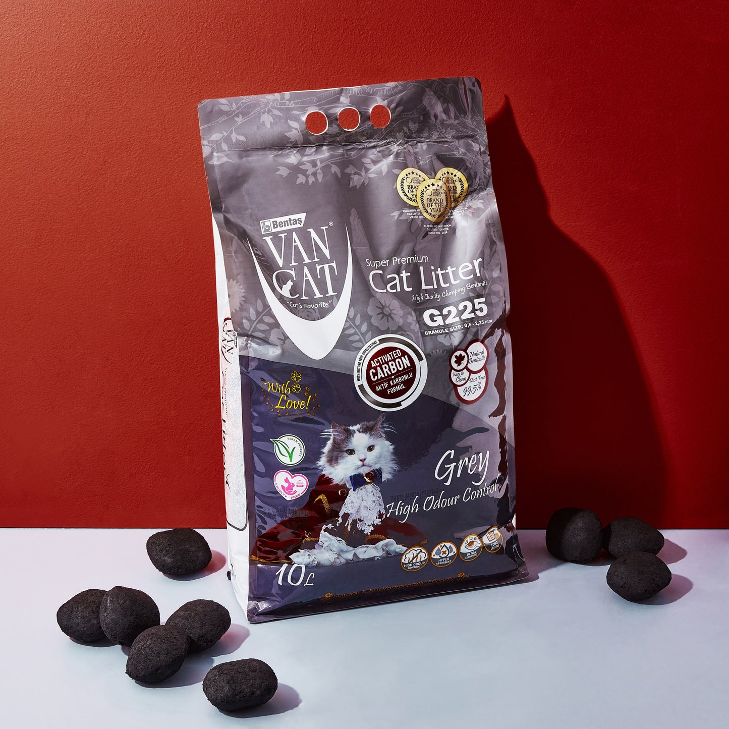 A package of VanCat G225 Grey cat litter with a capacity of 8.5KG, featuring product information and branding with charcoal lumps around the package